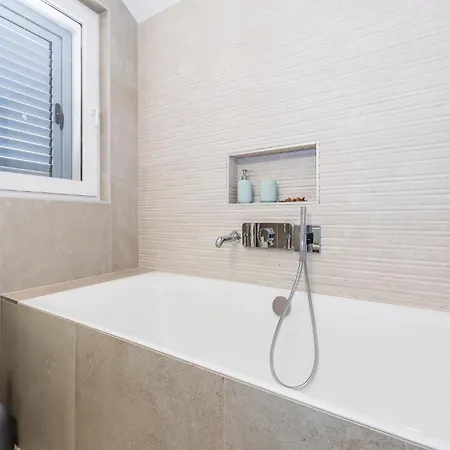 Holiday home Cozy In Milna With House Sea View Milna (Brac)